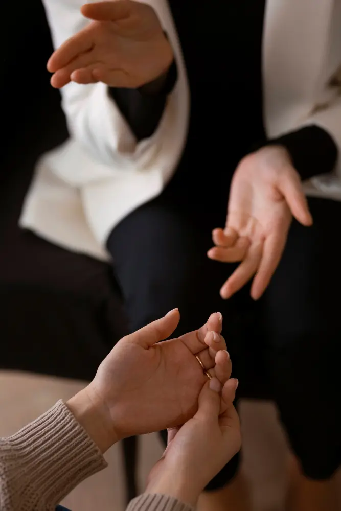 Terapeuta rozmawia z pacjentem, widok dłoni