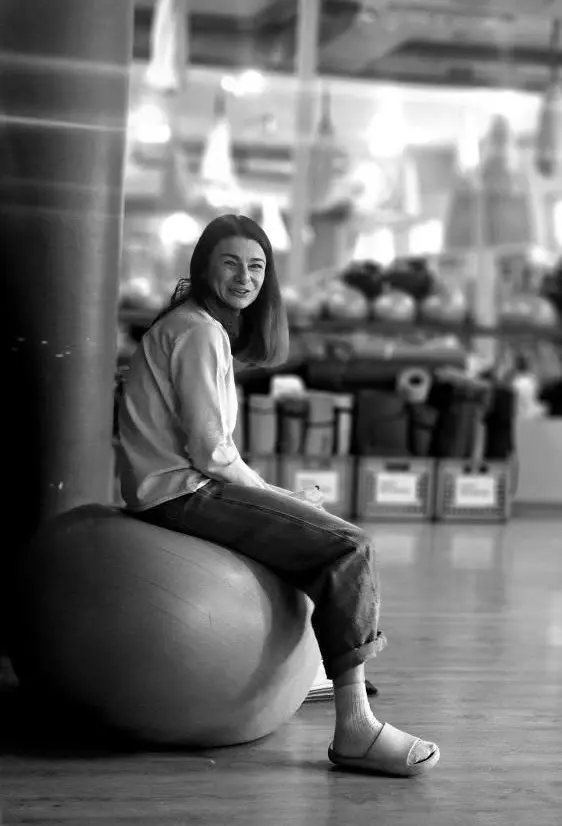 Ania Dąbrowska siedzi na piłce